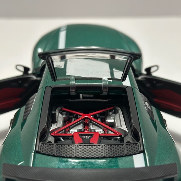 1/24 AUDI R8 V10 PLUS Supercar Metal Diecast Alloy HEADLIGHT AND REAR Green - Picture 7 of 9